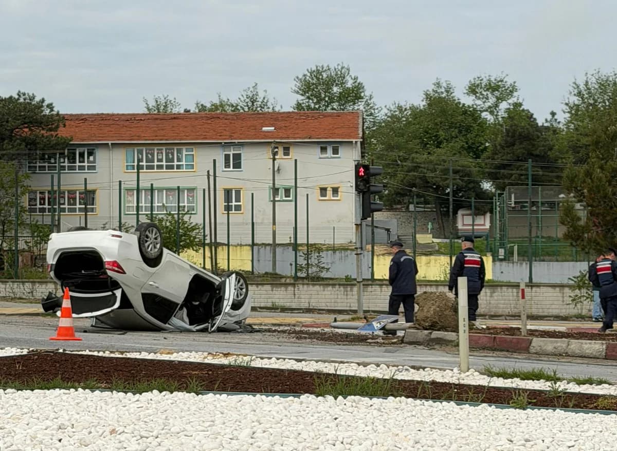 Edirne’de Kavşakta Takla Atan Otomobilin Sürücüsü Yaralandı
