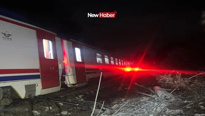 Balıkesir’de dehşete düşüren olay: Toprak kayması sonucu yolcu treni raydan çıktı