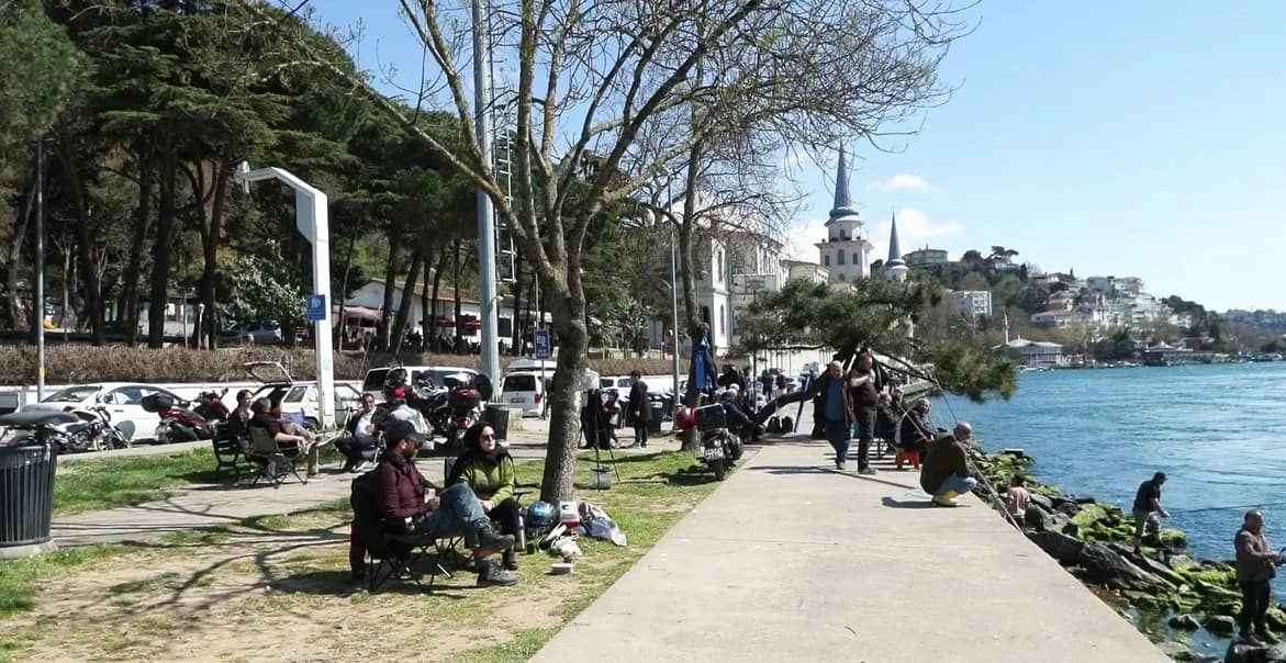 İstanbul’da Güneşli Havada Sahil Keyfi