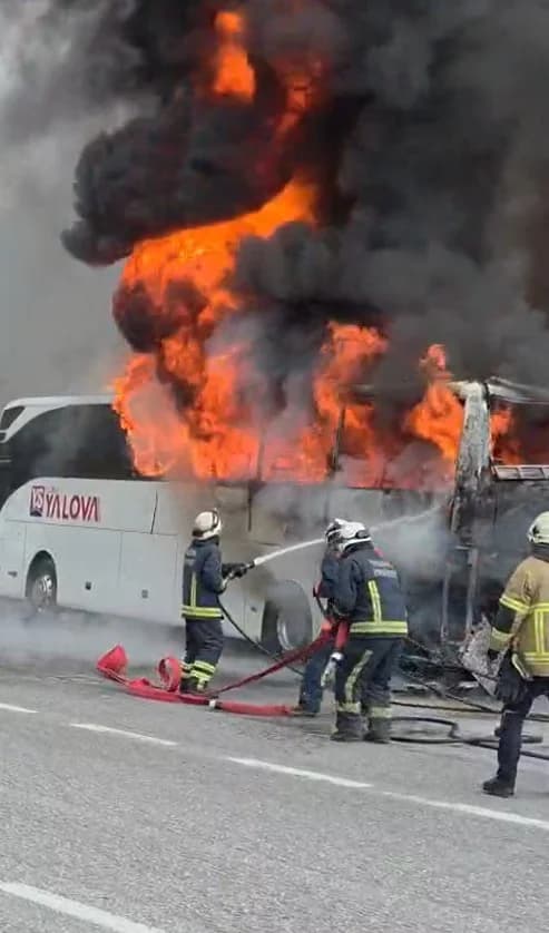 Yalova’da Seyir Halindeyken Yolcu Otobüsü Alev Alev Yandı