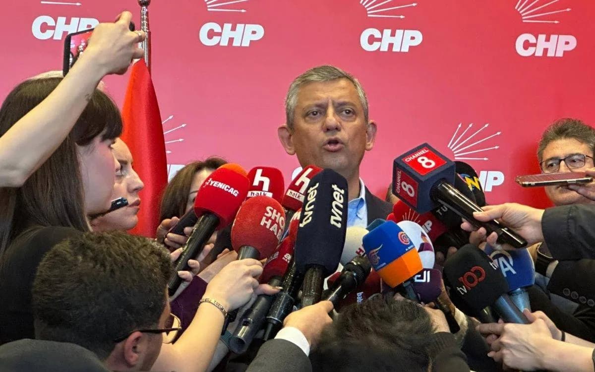 Özgür Özel delegelerin iradesi dışında hiçbir gücün kendilerini koltuktan indiremeyeceğini belirtti
