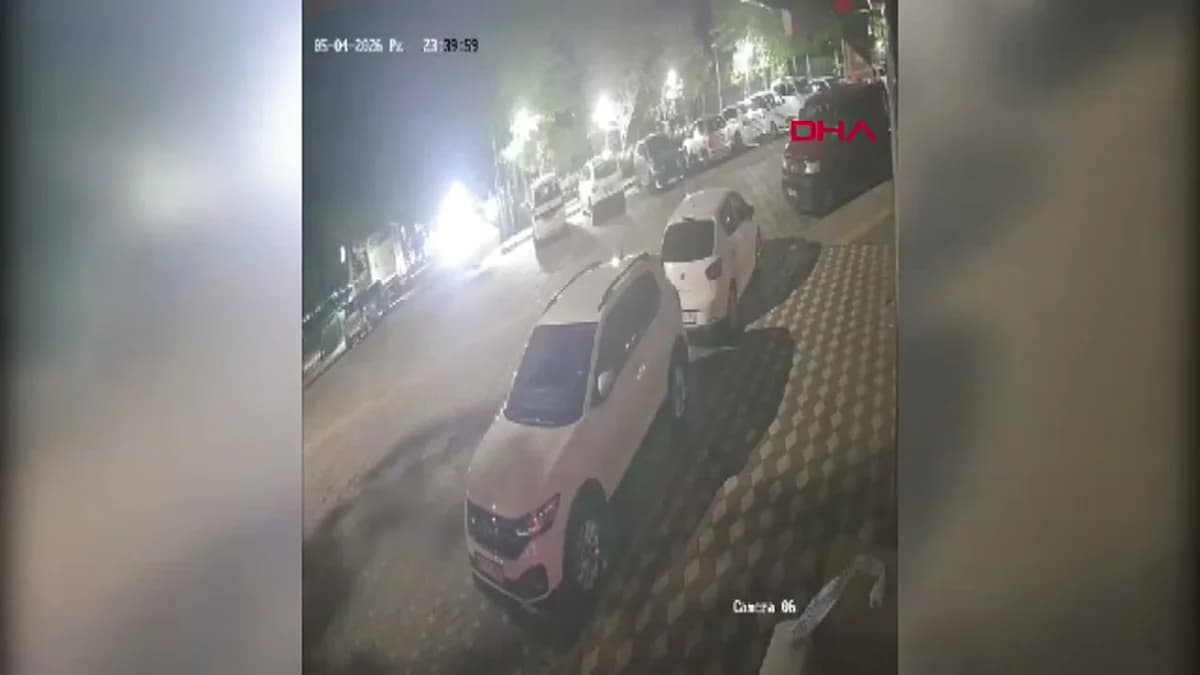 Manisa’da Trafik Kazası: Kavşakta Çarpışan Otomobiller Park Halindeki Araçlara Dalıp 2 Kişiyi Yaraladı