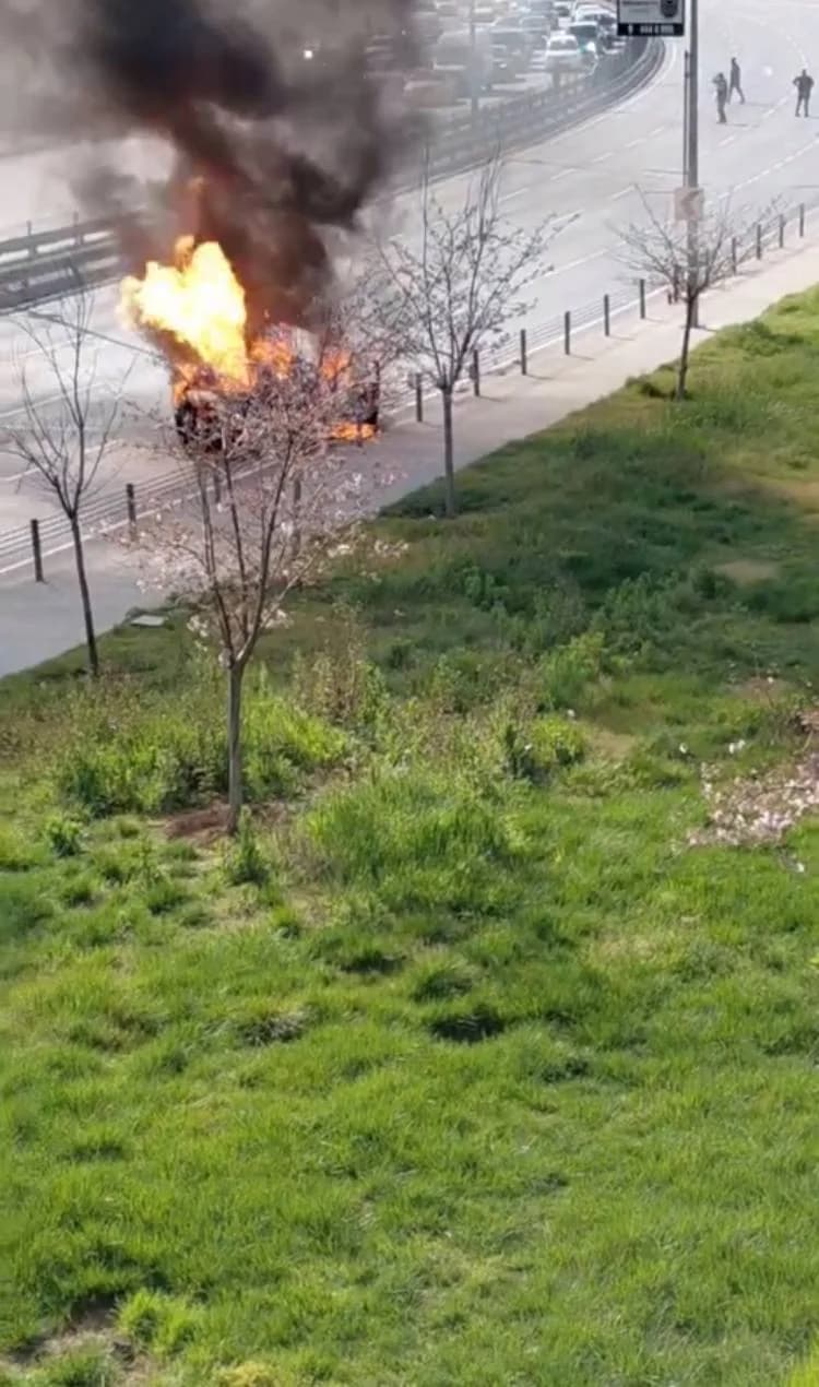 Zeytinburnu’nda Seyir Halindeki Otomobil Alev Alev Yandı