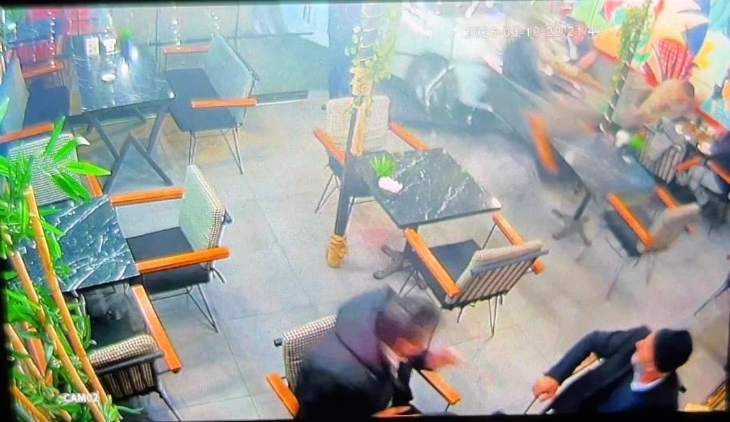 Kocaeli’de Otomobil Kafeye Girdi, İki Yaralı