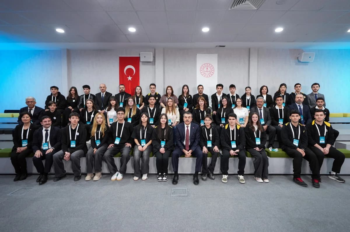 Milli Eğitim Bakanı Tekin, Öğrencilerin ‘Haberimiz Olsun’ Bültenine Destek Verdi