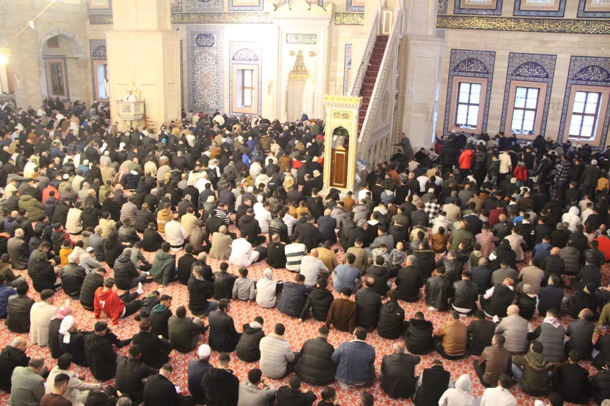 Adana’da Bayram Coşkusu: Sabancı Merkez Camisi’nde Namaz Kılındı