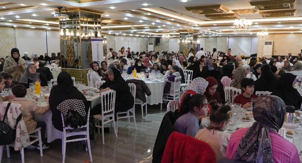 İyilik Derneği, Dünya Yetimler Günü’nde Özel İftar Yemeği Düzenledi