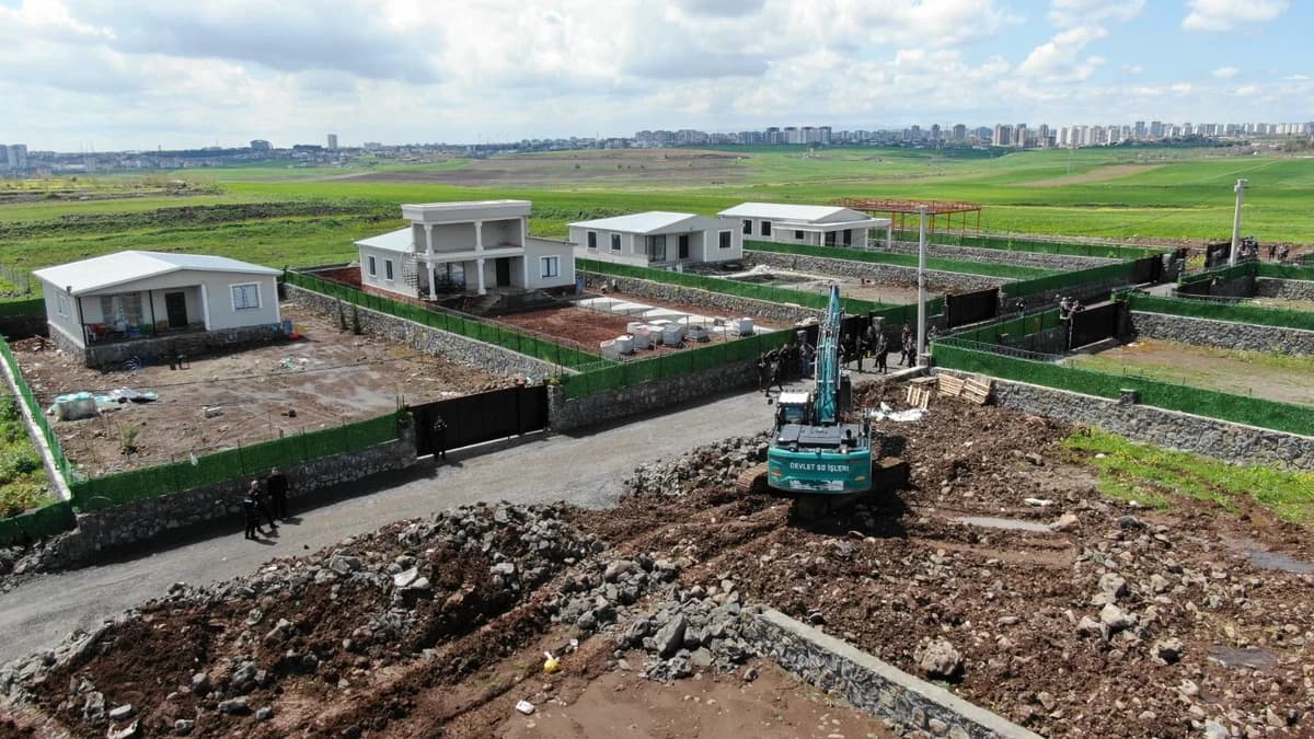 Diyarbakır’da Kaçak Yapıların Yıkım Süreci Başladı