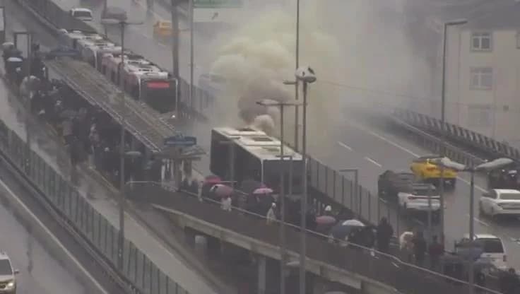 Şişli’de Metrobüste Yangın Paniği