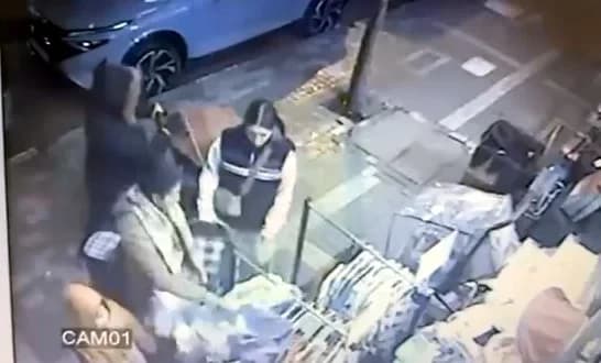 İstanbul Avcılar’da Kıyafet Hırsızlığı Güvenlik Kamerasında Kaydedildi