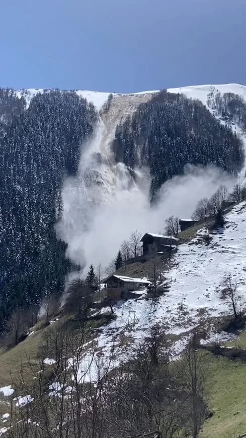 Trabzon’da Çığ Düşüş Anı Gözüktü