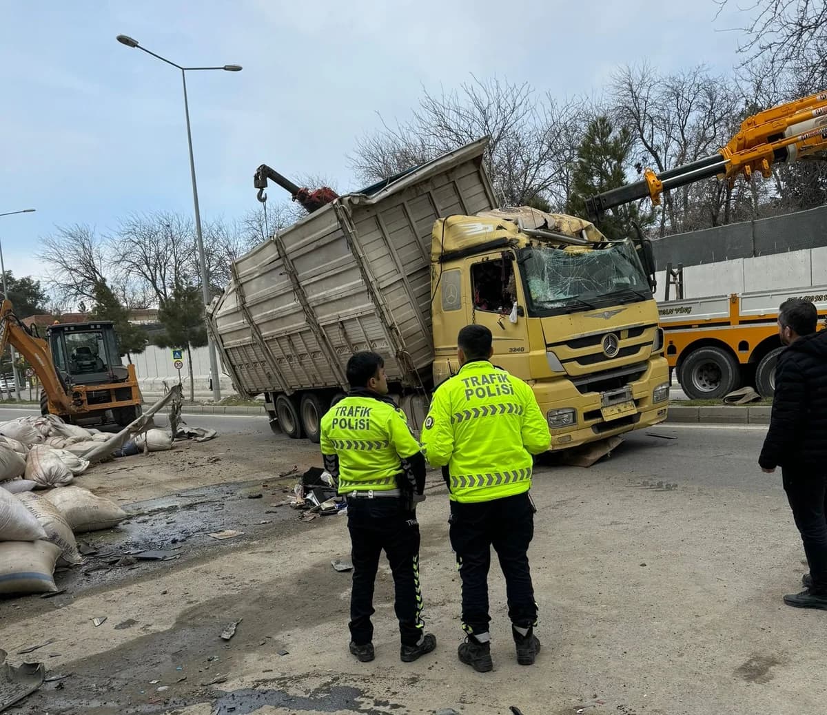 Diyarbakır’da Kamyon Park Halindeki Araçların Üzerine Devrildi
