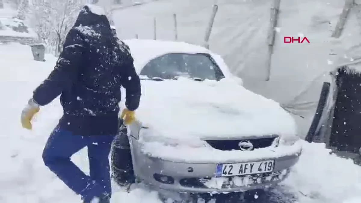 Hakkari ve Van’da Yoğun Kar Yağışı: 121 Yerleşim Yeri Ulaşıma Kapandı
