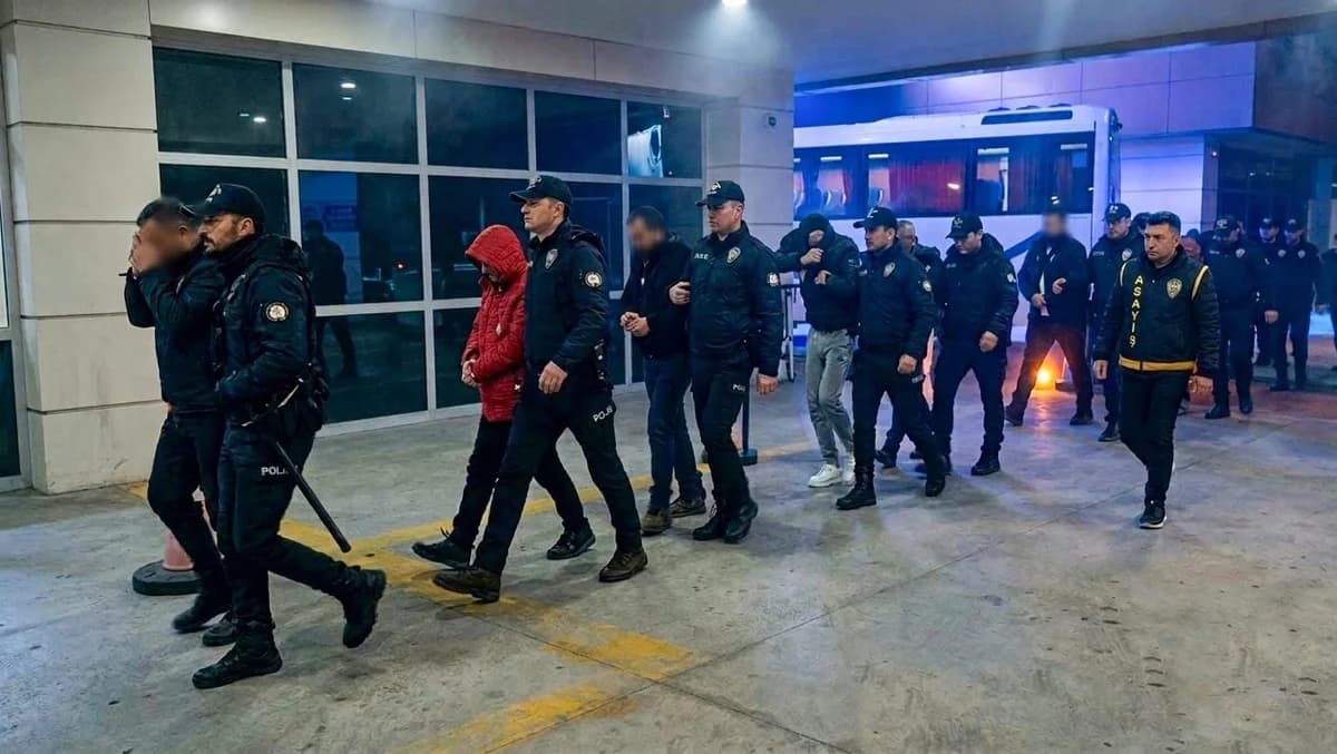 Manisa’da Dolandırıcılık Çetesi Çökertildi: 10 Kişi Tutuklandı