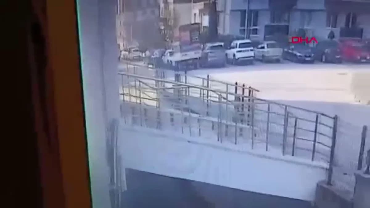Bolu’da Motosiklet Kazası: İki Yaralı, Güvenlik Kamerasında Anbean Kaydedildi