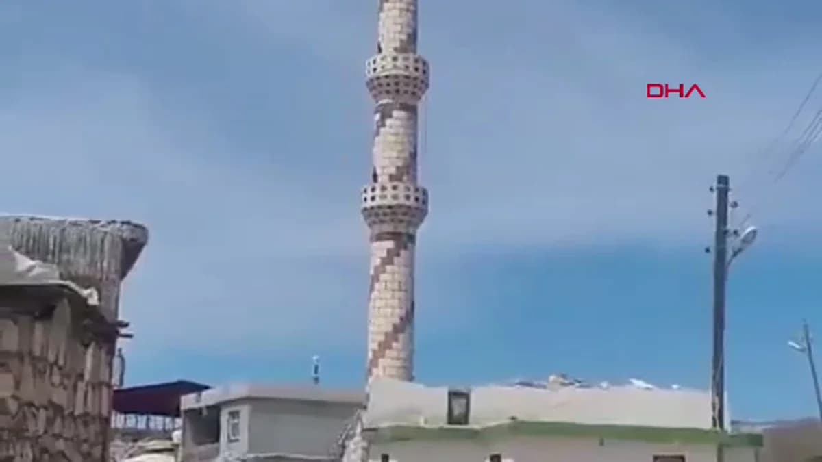 Diyarbakır’da Depremden Hasar Gören Minare Güvenle Yıkıldı: O Anlar Kameralara Yansıdı