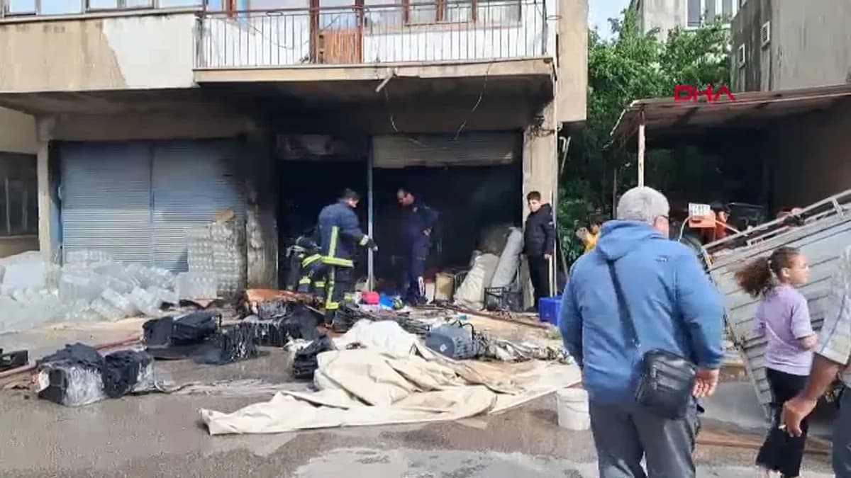 Antalya’da Züccaciye Deposu Alev Aldı: İtfaiye Hızla Müdahale Etti