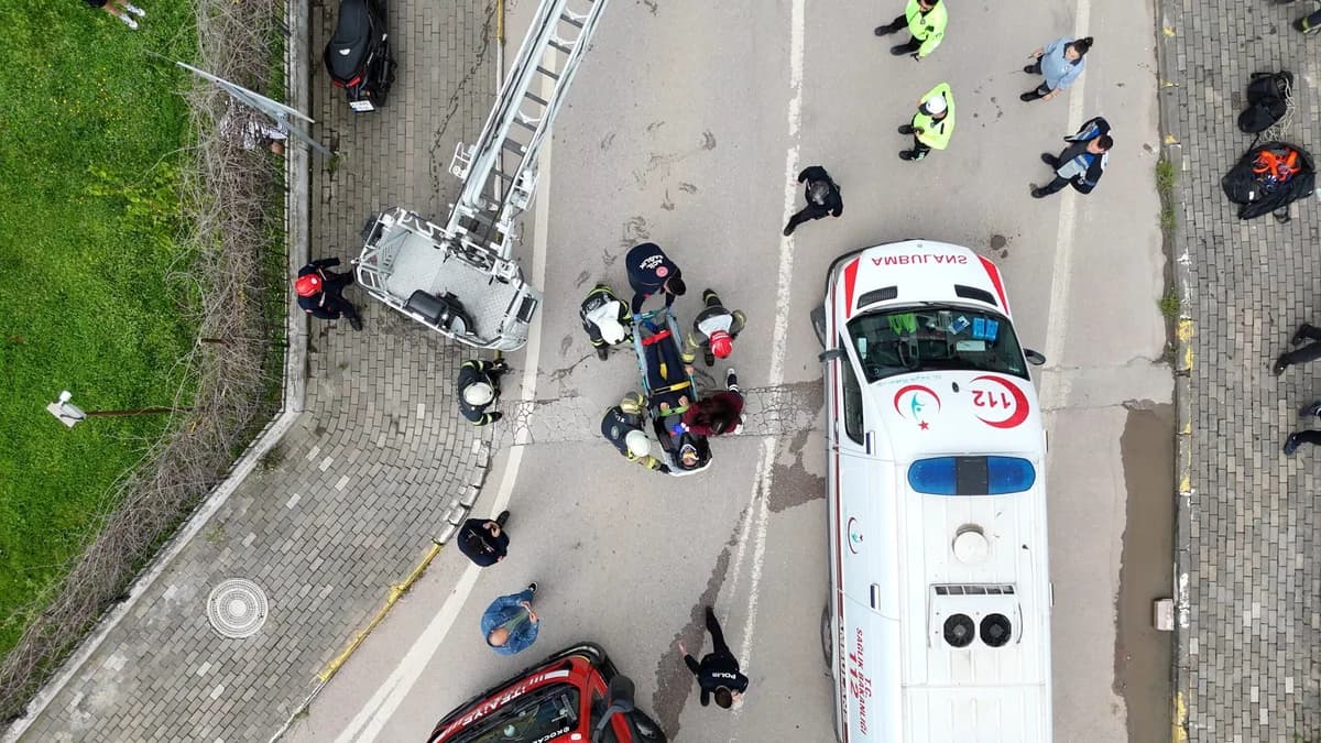 İzmit’te Dereye Düşen Kamyonetin Sürücüsü Ağır Yaralandı