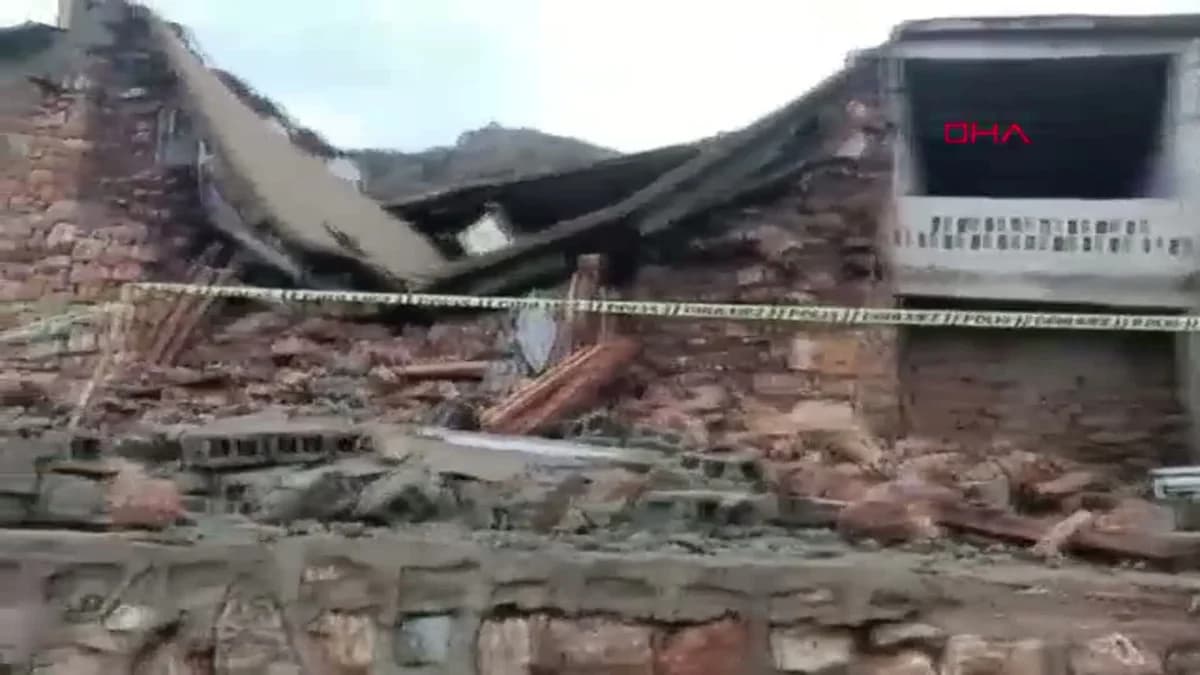Siirt’te Sağanak Nedeniyle Metruk Ev Çöktü