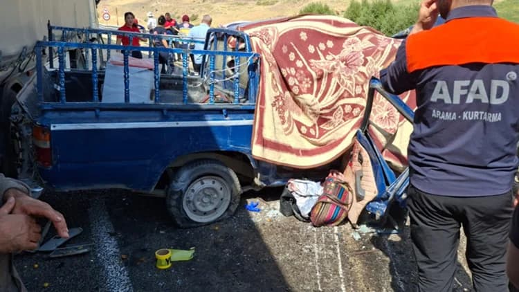 Hakkari’de Feci Kaza: TIR ve Kamyonet Çarpıştı, 4 Kişi Hayatını Kaybetti