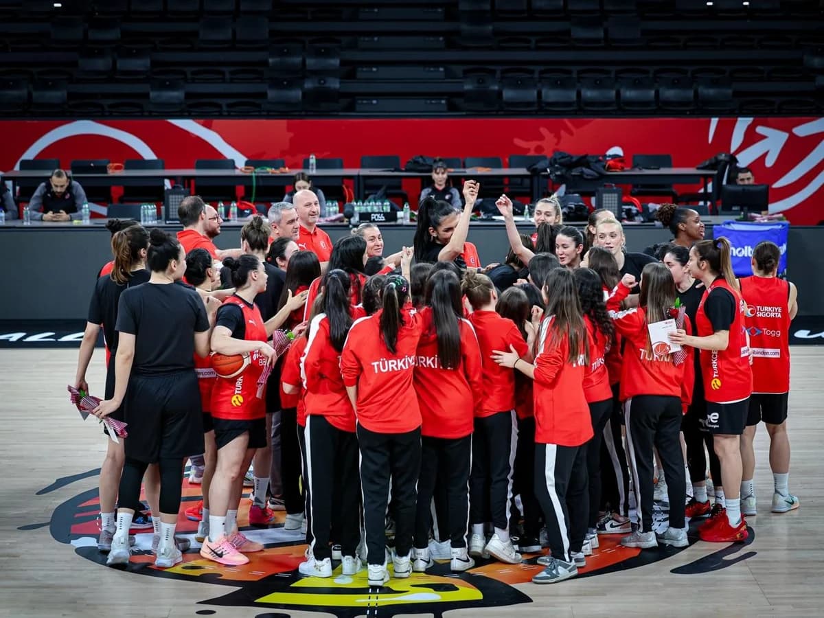 A Milli Kadın Basketbol Takımı’na 8 Mart Sürprizi