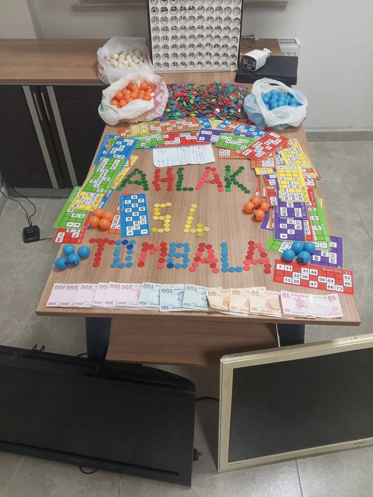 Sahte Taraftar Derneğine Kumar Baskını: 80 Kişiye Cezası Kesildi