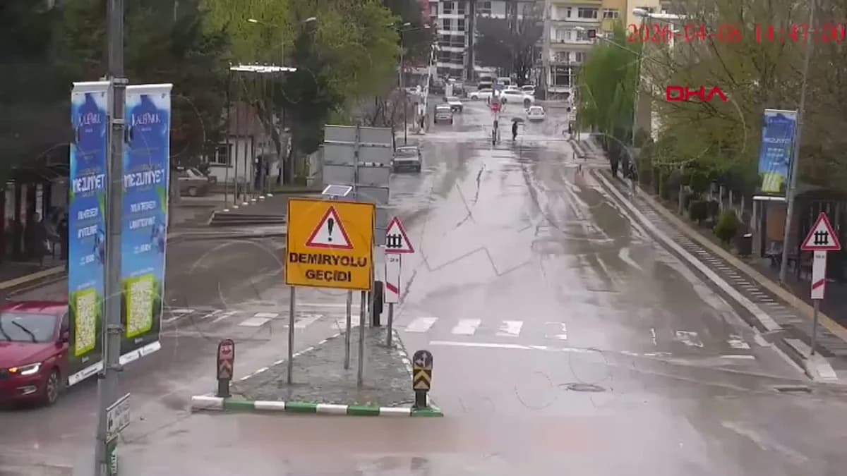 Amasya’da Elektrik Direğine Çarpan Otomobilin Kazası Güvenlik Kamerasında
