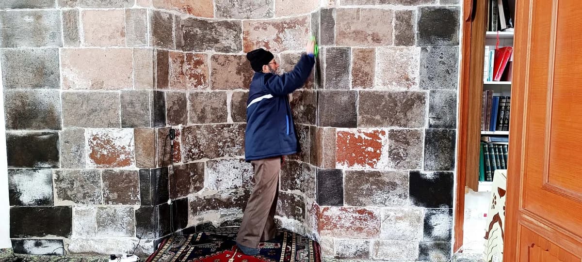 18 Yıldır Gönüllü Olarak 678 Yıllık Ulu Cami’yi Temizliyor