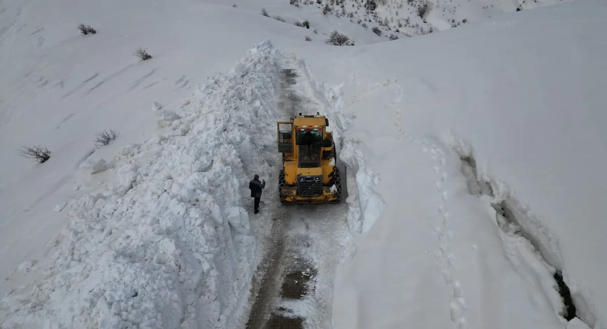 Bitlis’te 5 Metreye Ulaşan Kar ile Mücadele Çalışmaları Sürüyor