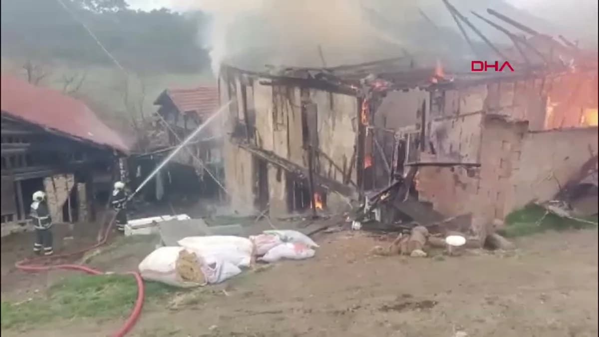 Karabük’te Yangın: 2 Katlı Ahşap Ev Küller İçinde Kaldı