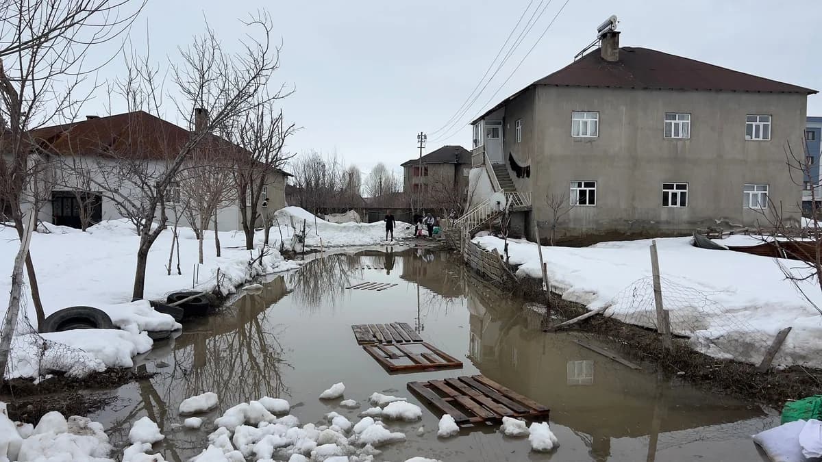 Yüksekova’da Erisen Kar Sebebiyle Bahçeler Su İçinde Kaldı