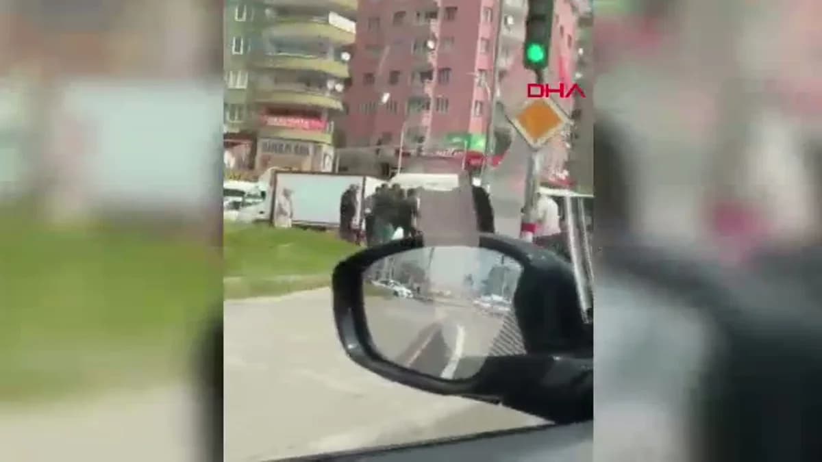 Diyarbakır’da Kontrolden Çıkan Araç Yan Yattı, Sürücü Yardımseverler Tarafından Kurtarıldı