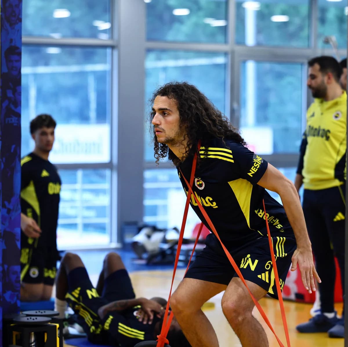 Fenerbahçe, Beşiktaş Maçına Hazırlanıyor: Günü Çift Antrenmanla Geçirdi