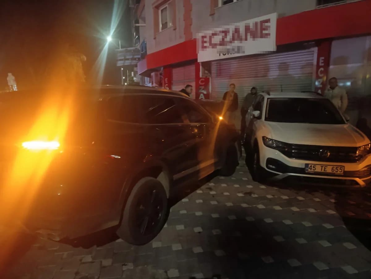 Turgutlu’da Zincirleme Kaza: 2 Araç Savruldu, 2 Araç Hurdaya Döndü, 2 Kişi Yaralandı