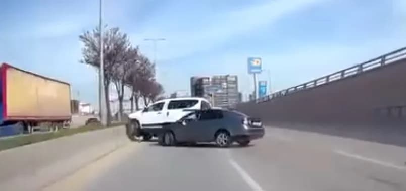 Ankara Trafiğinde Kaza: Makas Atan Otomobil Hafif Ticari Araca Çarptı