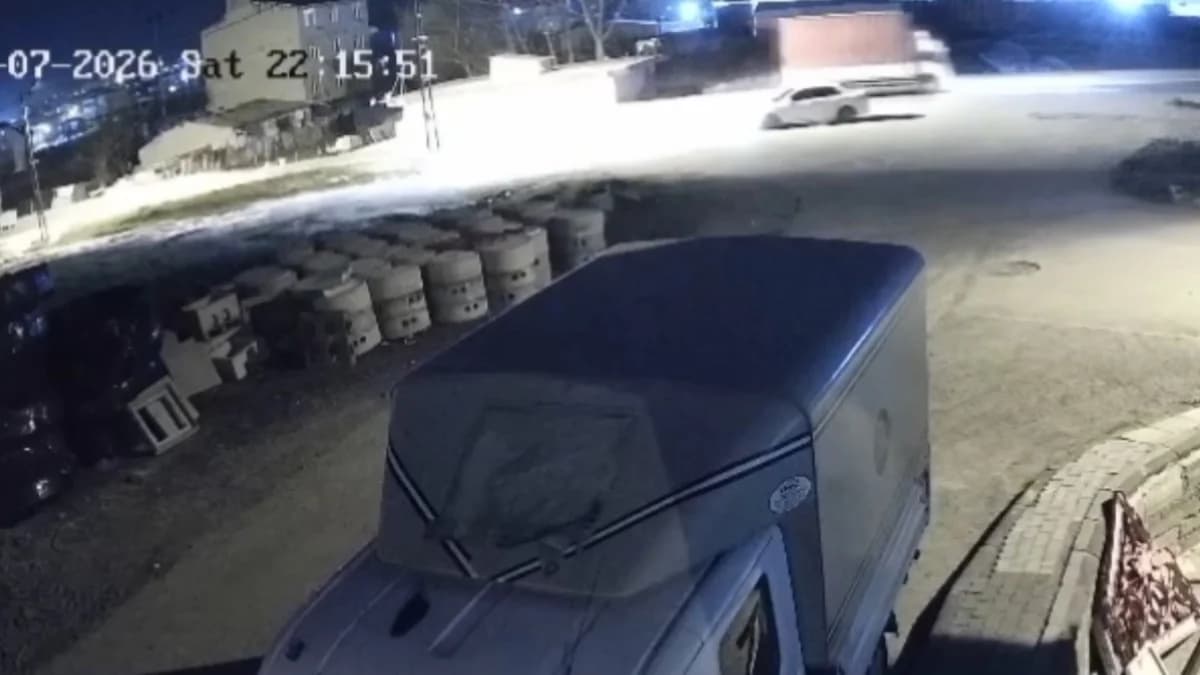 Arnavutköy’de Kamyonetin Çarptığı Otomobil Ters Döndü; Sürücü Olay Yerinden Kaçtı