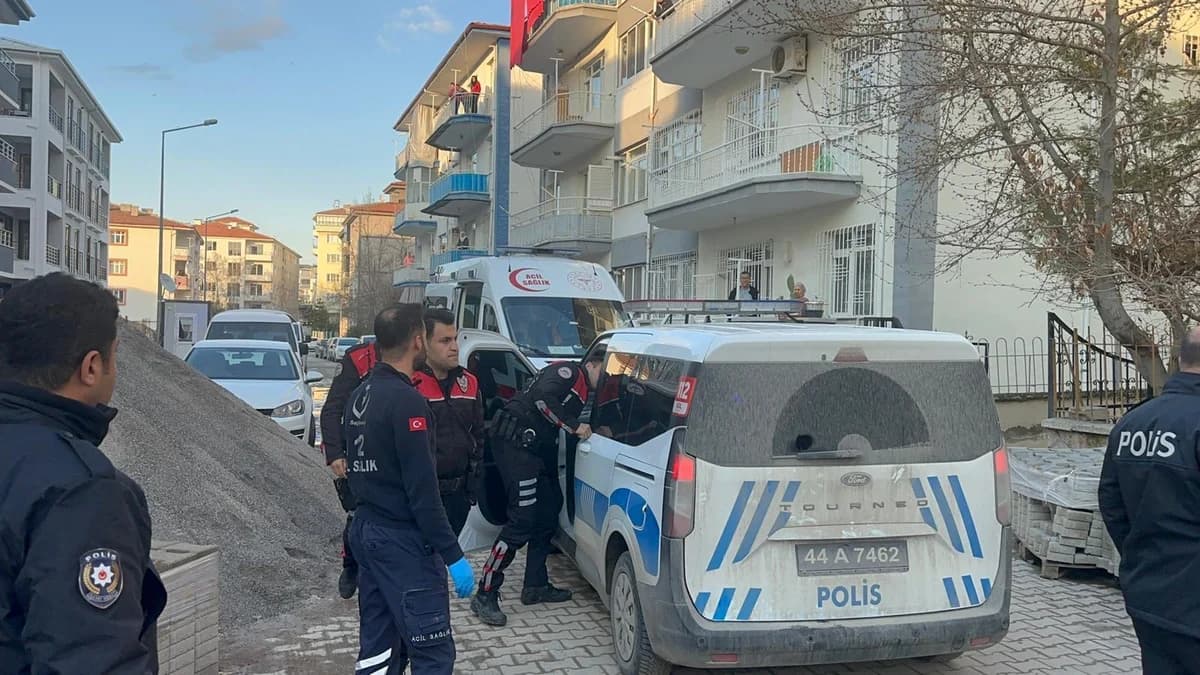 Malatya’da Bıçaklı Kavga: Baba ve Oğlu Yaralandı