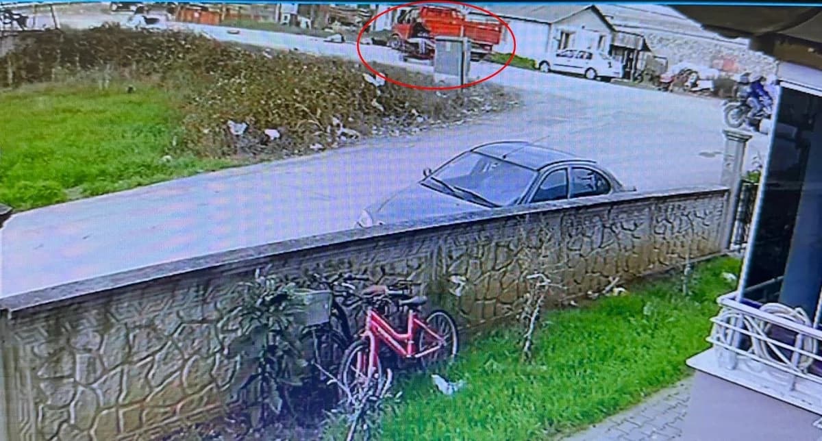 Bursa’da Kamyonetle Çarpışan Motosikletin Sürücüsü ve Yolcusu Yaralandı