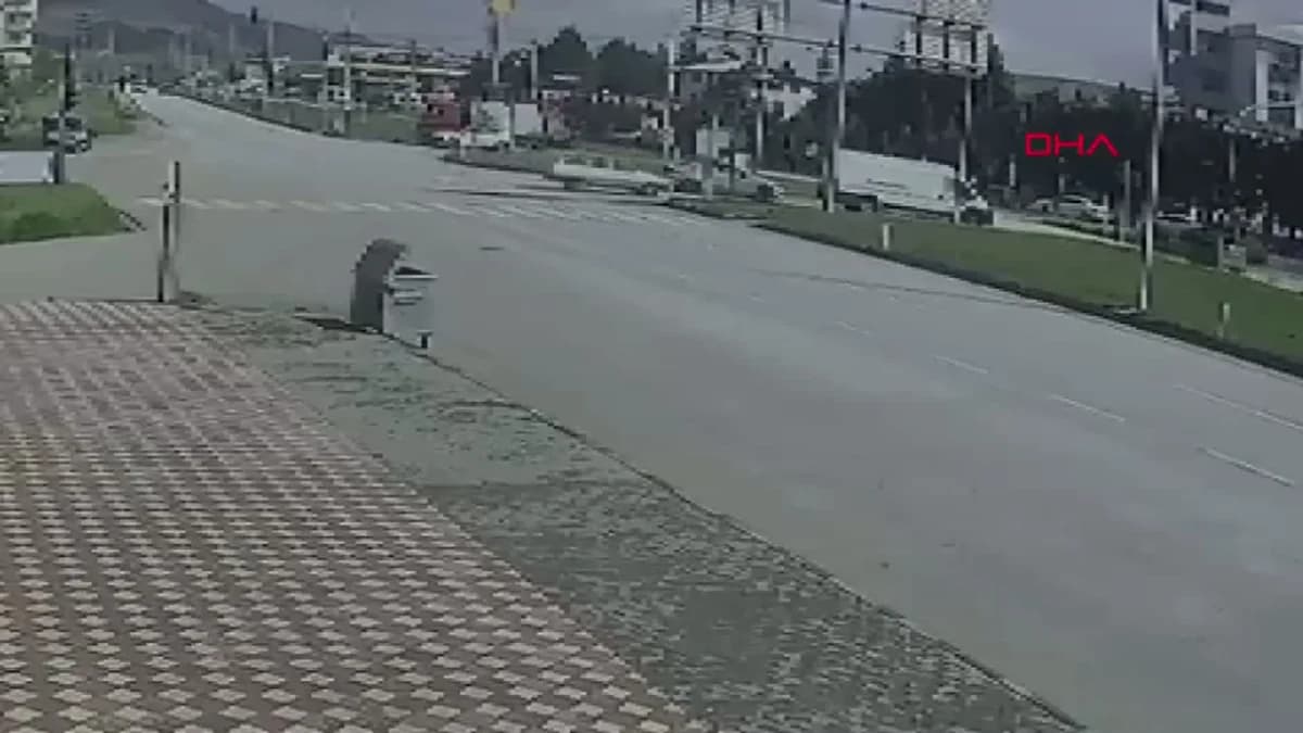 Amasya’da Kavşak Kâbusu: Hafif Ticari Araçla Otomobil Çarpıştı, 1 Yaralı