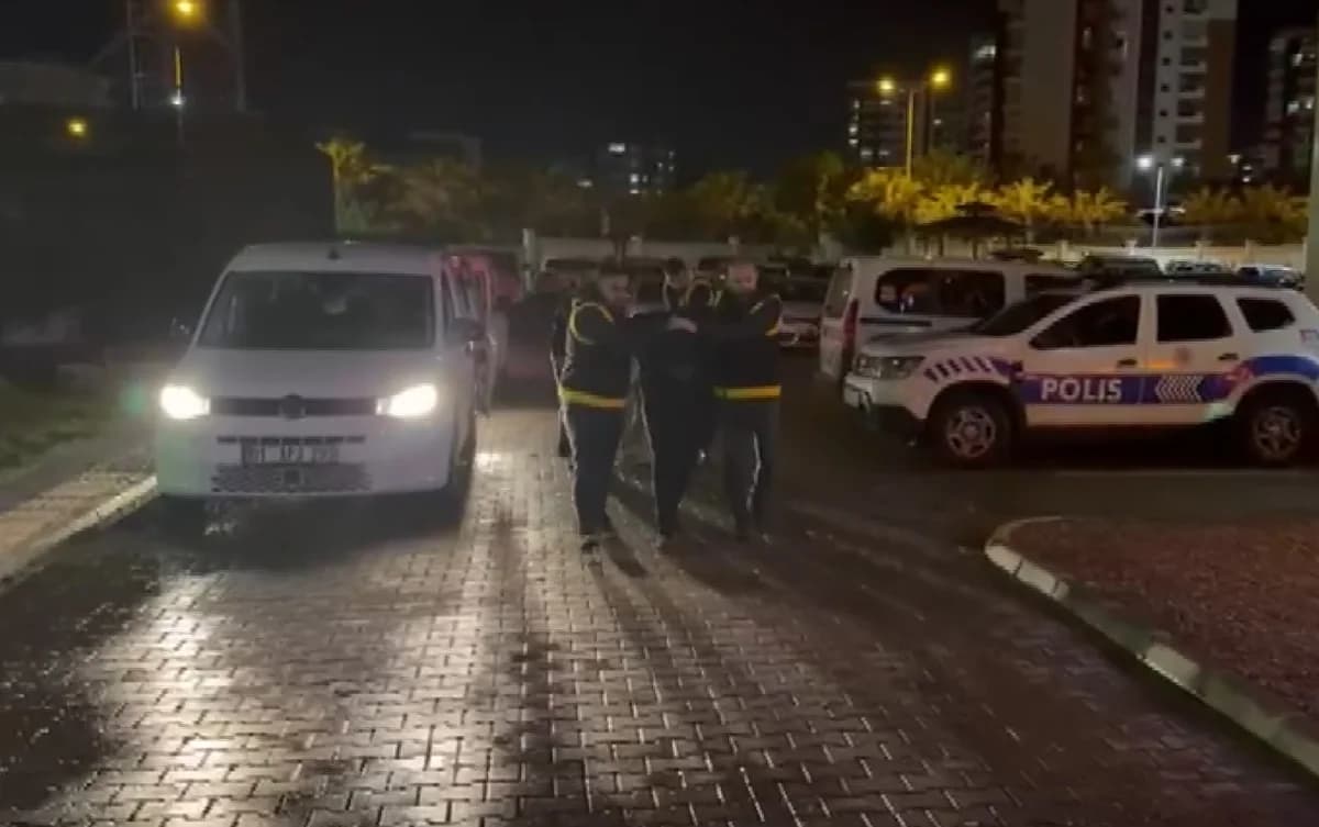TIR’dan İnen Saldırganlar Otomobile Bıçakla Saldırdı