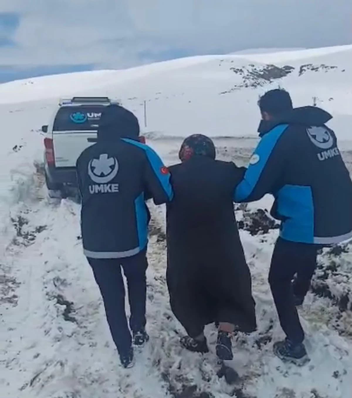 Kış Şartlarında Zorlu Mücadele: Köyde Rahatsızlanan Kadına UMKE’den Acil Yardım