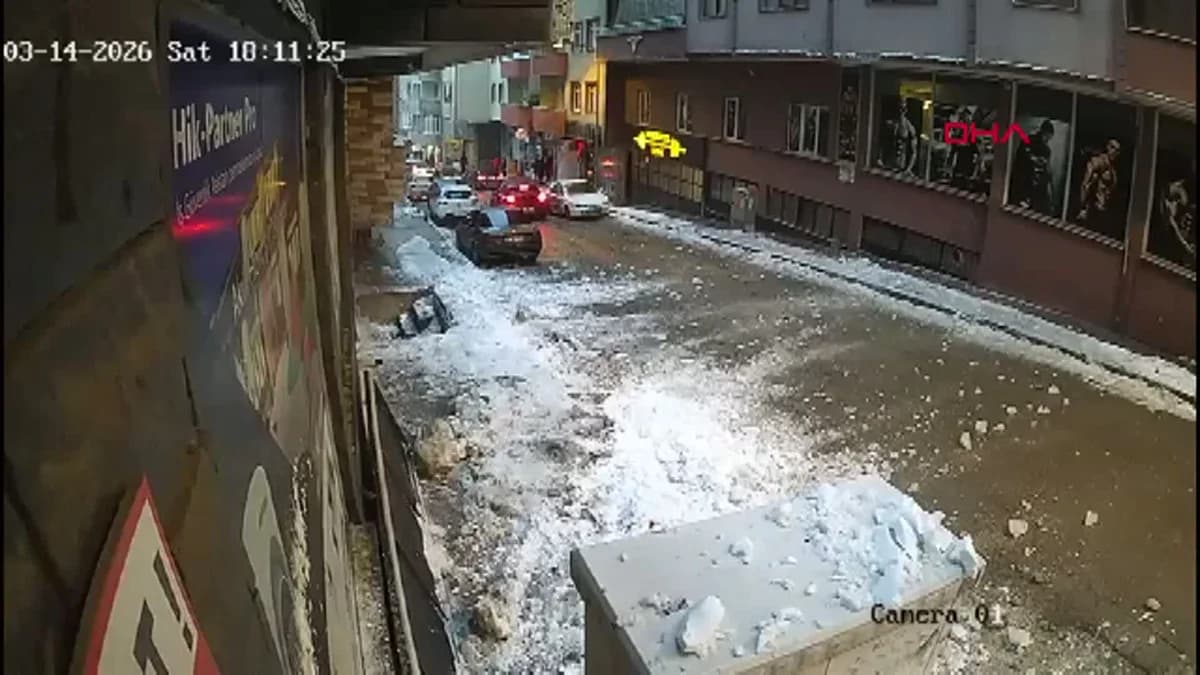 Erzurum’da Çatıdan Düşen Kar Kütlesi Otomobili Kullanılamaz Hale Getirdi