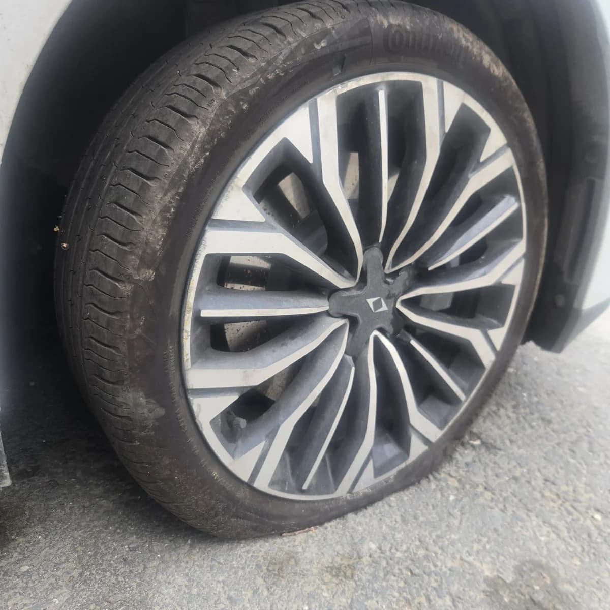 Beyoğlu’nda Elektrikli Otomobil Vandalizmi: İş İnsanının Aracı Bıçaklandı