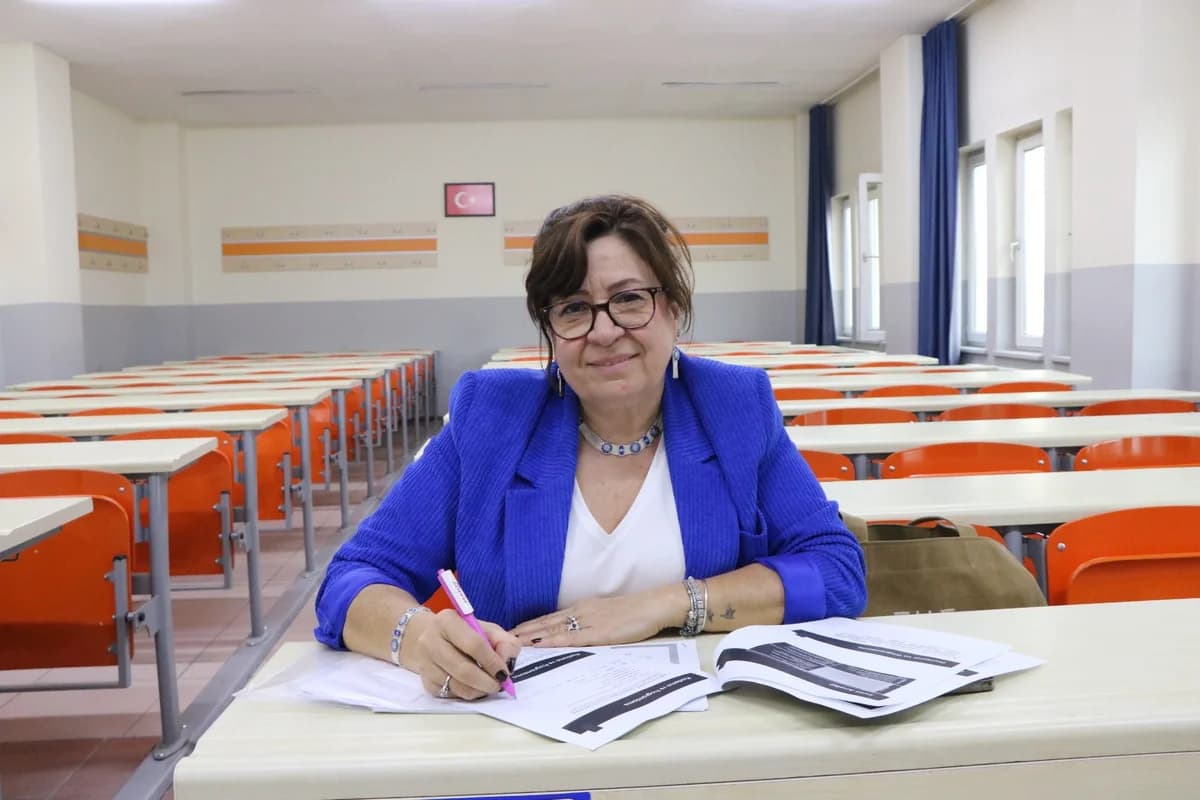 Babası ‘Kız okumaz’ dedi, 36 yıl sonra üniversite sıralarına oturdu: 58 yaşında sınıf birinciliği için yarışıyor
