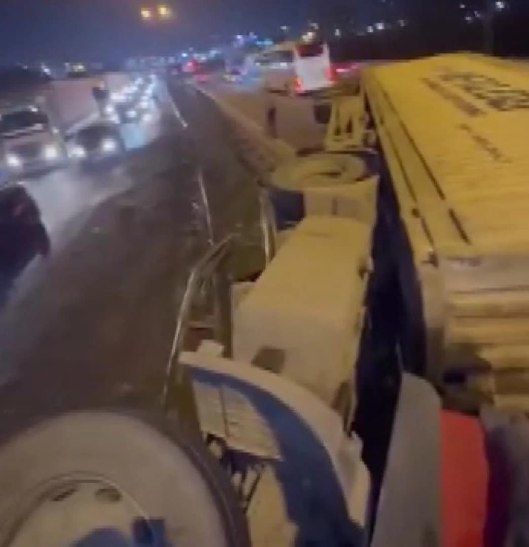 Tuzla TEM Otoyolu’nda TIR Devrildi, Trafik Durma Noktasına Geldi