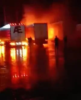 Hopa’da Park Halindeki 2 TIR Yanarak Kullanılamaz Hale Geldi