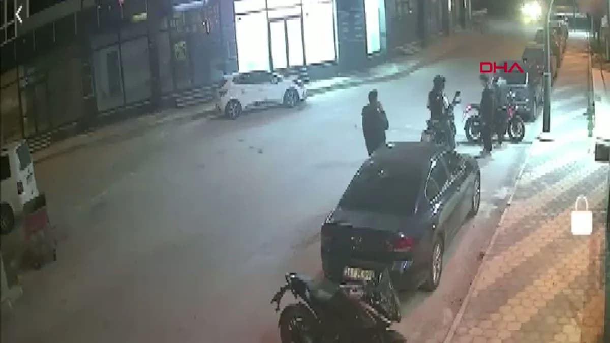 Afyonkarahisar’da Kaza: Otomobil Park Halindeki Araçlara Çarptı