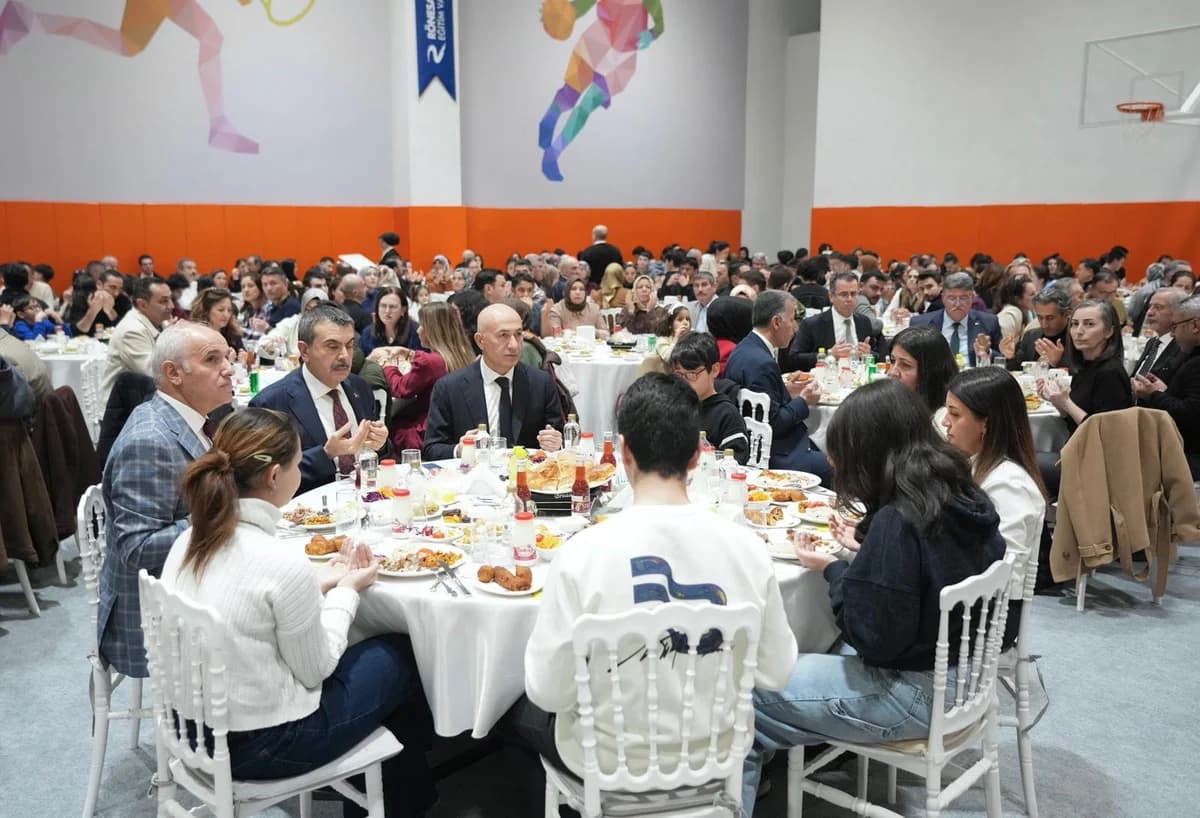 Bakan Tekin Öğrenciler ve Öğretmenlerle İftar Sofrasında Buluştu