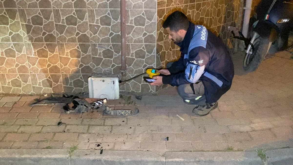 Sürücüsünün Rahatsızlanmasıyla Kontrolden Çıkan Otomobil 3 Araca Ve Doğalgaz Panosuna Çarptı: 1 Yaralı