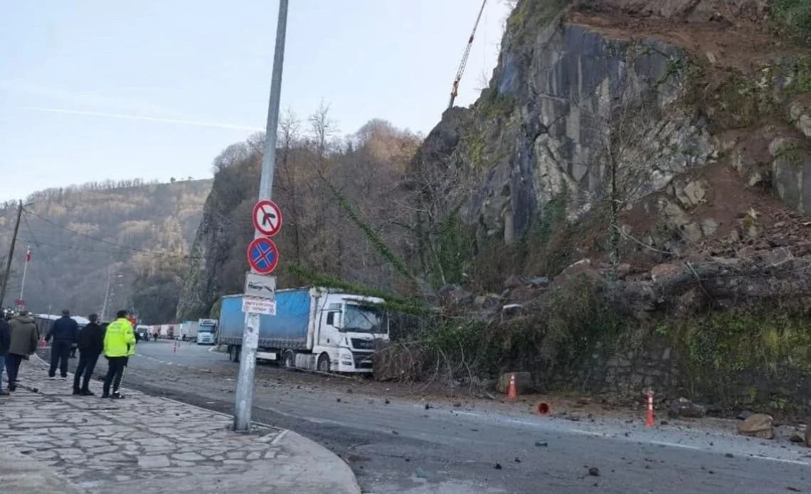 Artvin Sarp Sınır Kapısı’nda Heyelan: TIR Hasar Gördü